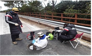 성주군 노후상수도관 정밀조사 관계자들이 관로 내시경을 보며 조사를 하고 있다. 성주군 제공