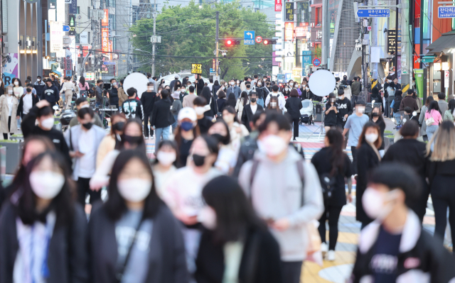 사회적 거리두기 전면 해제를 하루 앞둔 17일 오후 서울 마포구 홍대 부근 거리가 사람들로 붐비고 있다. 연합뉴스