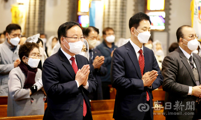 김재원, 유영하 국민의힘 대구시장 예비후보가 17일 오전 천주교 대구대교구 계산성당을 찾아 부활미사에 참여하고 있다. 김영진 기자 kyjmaeil@imaeil.com