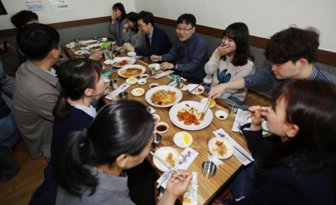 극장 팝콘·기차 안 취식 25일부터 허용…다중시설도 일상회복