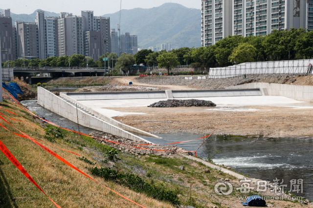 대구 신천 낙동강 물 통수를 앞두고 19일 희망교 인근 보 구조물과 어도 개선 공사가 단절된 물길을 잇기 위한 형태로 진행돼 완공을 앞두고 있다. 대구시는 낙동강 물을 수질 1등급으로 정화해 신천 상류부터 금호강 합류부까지 하루 10만t씩 흘러보내는 생태유량공급사업을 8월까지 완료할 계획이다. 우태욱 기자 woo@imaeil.com