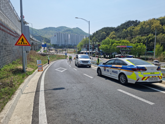 구미경찰서와 구미시 징수과는 지난 19일 진평동의 한 도로에서 주간 음주운전과 고액, 상습 체납 차량에 대한 합동 단속을 펼쳤다. 구미경찰서 제공