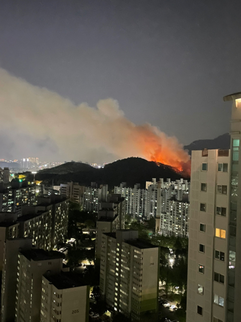 20일 오후 8시 32분께 대구시 달서구 월성동 야산에서 불이 났다. 소방 당국은 펌프 차량 11대 등 진화 전문 차량 22대, 인력 70명 등을 동원해 진화작업에 나섰다. 연합뉴스