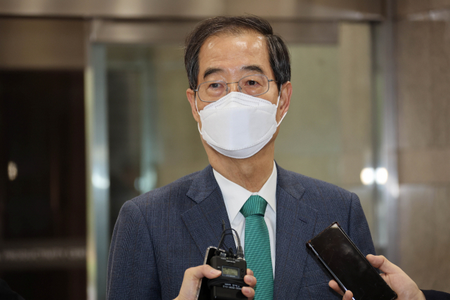 한덕수 국무총리 후보자가 21일 오전 서울 종로구 한국생산성본부 건물에 마련된 국회 인사청문회 준비단 사무실로 출근하며 기자의 질문에 답하고 있다. 연합뉴스