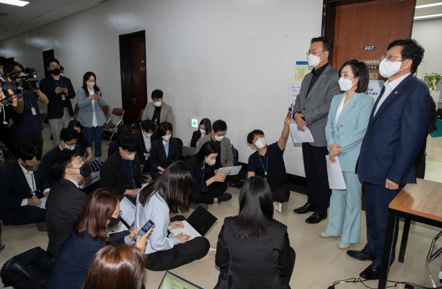 국민의힘 법제사법위원회 간사인 유상범 의원이 26일 오후 국회에서 열린 법제사법위원회 소위를 마친 후 입장을 밝히고 있다. 연합뉴스