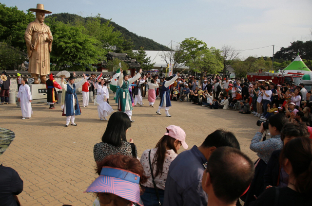 2019년 국악한마당팀이 선비동상 앞에서 공연을 펼치고 있다. 영주시 제공