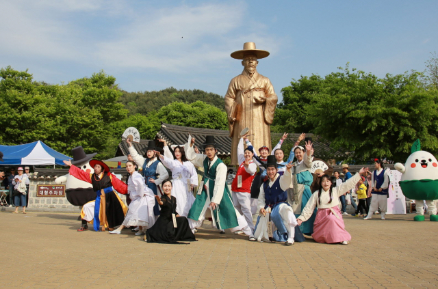 2019년 국악한마당팀이 선비동상 앞에서 공연을 펼치고 있는 모습. 영주시 제공