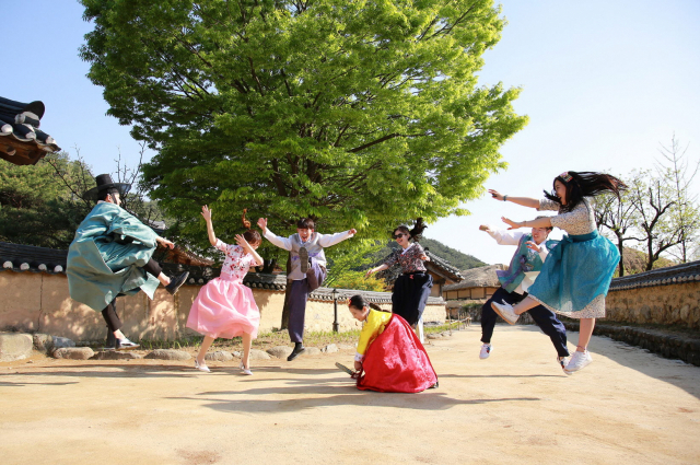 2019년 한국선비문화축제에 참여한 젊은이들이 한복 맵시를 선보이고 있다. 영주시 제공