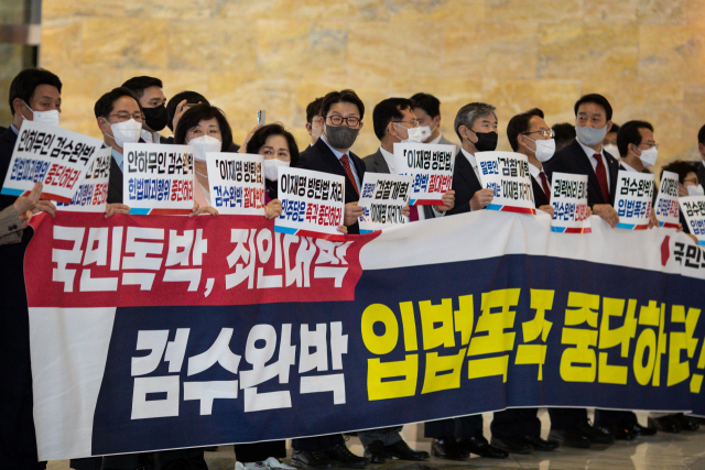 27일 국회 로텐더홀에서 국민의힘 권성동 원내대표와 의원들이 본회의장으로 입장하는 더불어민주당 의원들을 향해 검찰 수사권과 기소권 분리 법안 반대 구호를 외치고있다. 연합뉴스