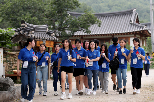 지난 2019년 7월 대구 동구 옻골마을을 찾은 일본 히로시마의 청소년국제교류단 학생들과 한국 학생들이 전통가옥을 둘러보고 있다. 매일신문 DB