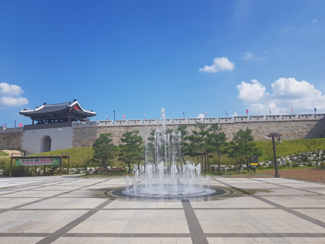 성주역사테마공원 북문과 성곽. 성주군제공