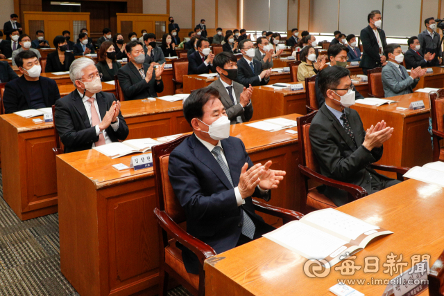 대구상공회의소 창립 116주년 기념식이 29일 대구상의 대회실에서 이재하 회장을 비롯한 70여 명이 참석한 가운데 열렸다. 이날 행사는 지역 경제 발전과 일자리 창출에 힘써 온 상공인에 대한 표창 수여와 기념사 등의 순으로 진행 됐다. 우태욱 기자 woo@imaeil.com