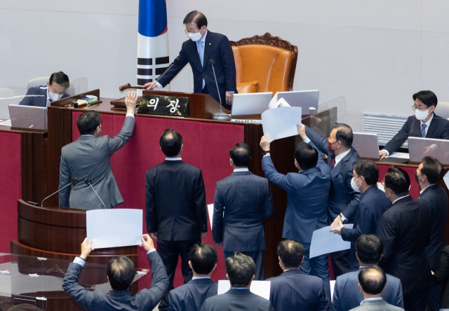 박병석 국회의장이 지난 30일 오후 국회 본회의에서 국민의힘 의원들 반발 속에 검찰청법 개정안 통과를 선포하고 있다. 연합뉴스