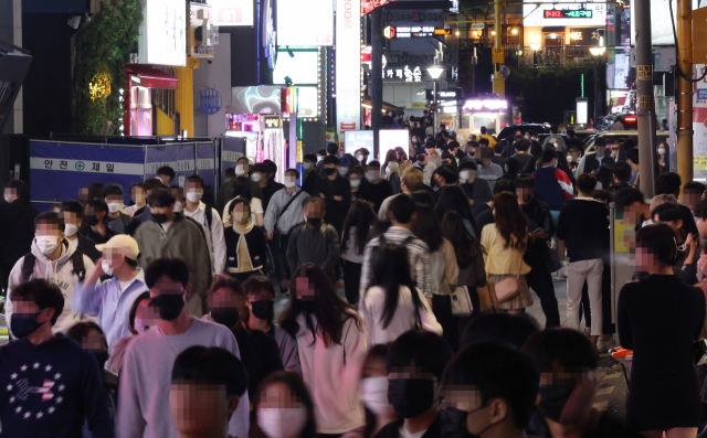 코로나19 사회적 거리두기 해제로 활기를 되찾고 있는 가운데 29일 오후 서울 강남역 인근 거리가 저녁을 즐기려는 시민들로 붐비고 있다. 연합뉴스