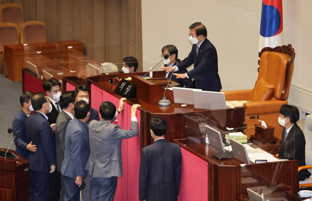 박병석 국회의장이 27일 국회 본회의에서 검찰의 수사권과 기소권을 분리하는 일명 