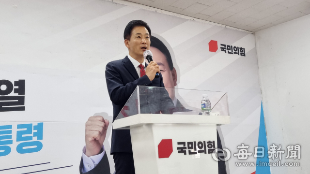 박근혜 전 대통령 최측근인 유영하 변호사가 1일 국민의힘 대구시당에서 대구 수성구을 국회의원 보궐선거 출마를 선언하고 있다. 김근우 기자 gnu@imaeil.com