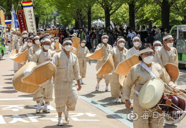 사회적 거리두기가 전면 해제되면서 지역 대표 축제가 속속 개최되고 있다. 1일 문경새재 도립공원에서 진행 중인 