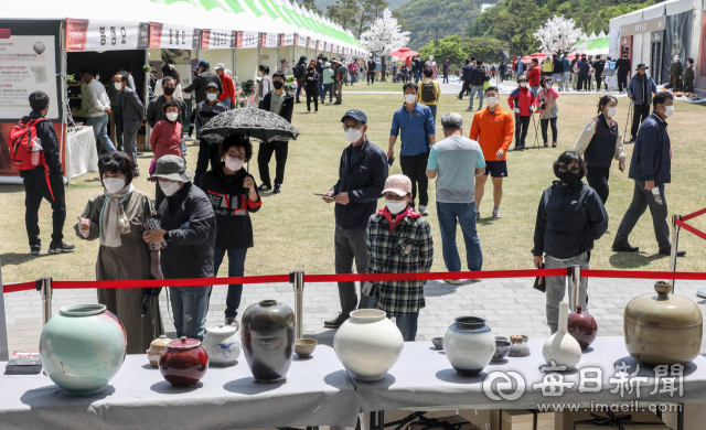 사회적 거리두기가 전면 해제되면서 지역 대표 축제가 속속 개최되고 있다. 1일 문경새재 도립공원에서 진행 중인 