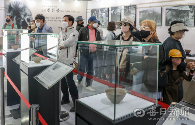 사회적 거리두기가 전면 해제되면서 지역 대표 축제가 속속 개최되고 있다. 1일 문경새재 도립공원에서 진행 중인 