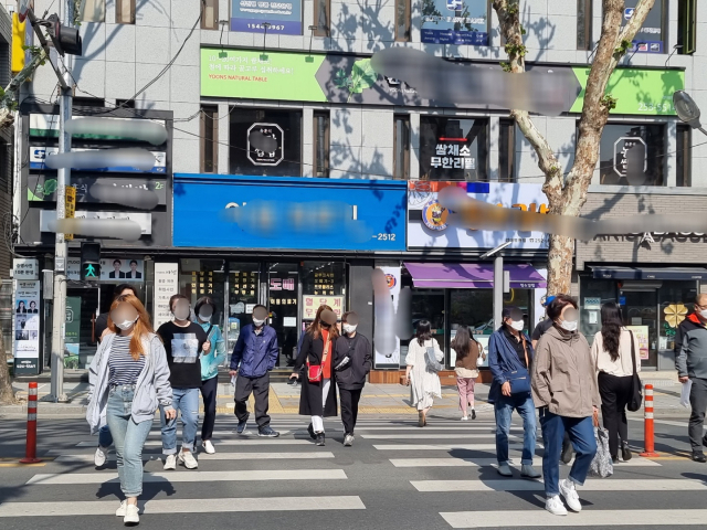 2일 오전 9시쯤 찾은 대구 중구 경북대병원 앞 횡단보도. 출근 시간대에 거리에 나온 시민들 가운데 마스크를 착용하지 않은 사람들을 찾아보기 힘들었다. 임재환 기자