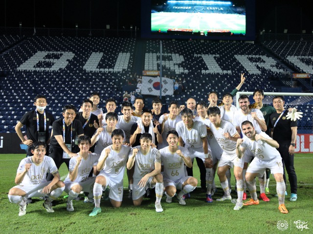 30일 태국 부리람 스타디움에서 열린 2022 아시아축구연맹 챔피언스리그 F조 최종 6차전에서 라이언 시티에게 2대1 역전승을 거둔 대구 선수들이 기념촬영을 하고 있다. 연합뉴스