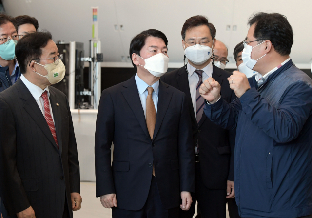 안철수 대통령직 인수위원장이 1일 경남 사천시 한국항공우주산업(KAI)에서 열린 우주항공산업 현장간담회에서 우주센터를 둘러보고 있다. 연합뉴스