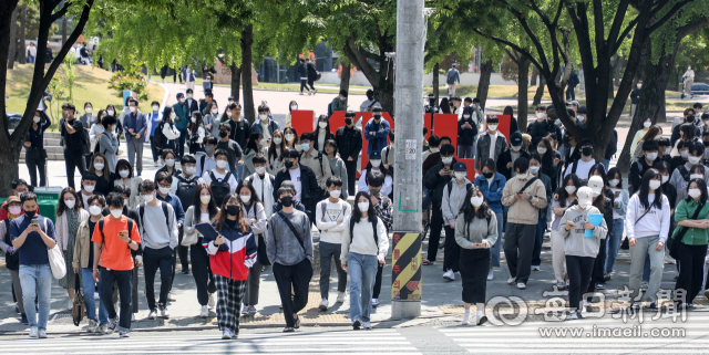 2일 낮 대구 북구 경북대 북문 앞에서 학생 대다수가 마스크를 착용한 채 횡단보도를 건너고 있다. 이날 시민 대부분은 실외 마스크 의무화 해제 조치에도 여전히 마스크를 착용한 모습이었다. 우태욱 기자 woo@imaiel.com