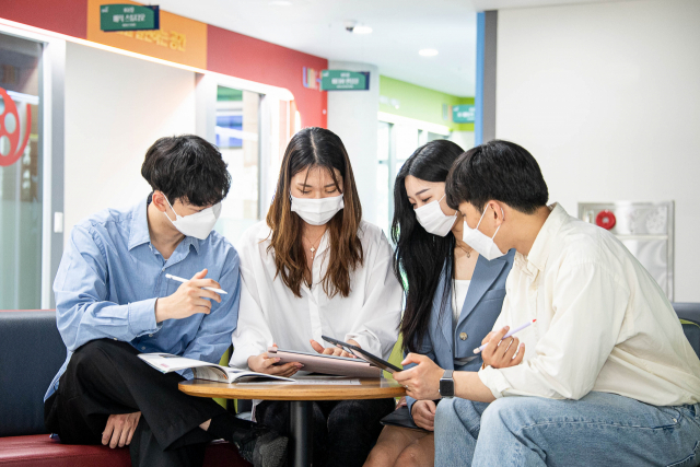 메이커스페이스에서 토론 중인 대구한의대 학생들. 대구한의대 제공