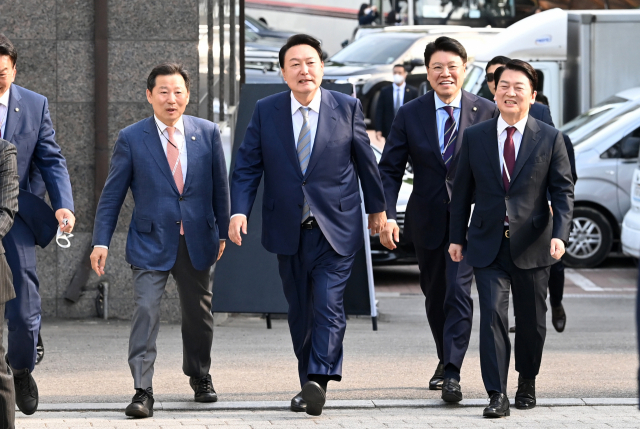 윤석열 대통령 당선인이 6일 오후 서울 종로구 삼청동 대통령직인수위원회 잔디광장에서 열린 제20대 대통령직인수위원회 해단식에 참석하고 있다. 연합뉴스