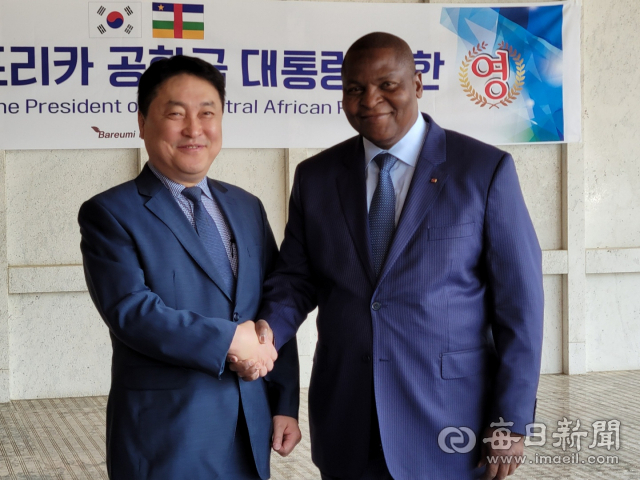 아진산업 서중호(왼쪽) 대표가 7일 오후 인터불고호텔에서 열린 중앙아프리카공화국 방한단 환영 만찬 이후 포스탱 아르샹제 투아데레 대통령과 악수를 하고 있다. 아진산업 제공