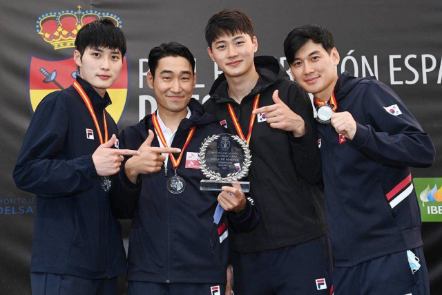 한국 펜싱 남자 사브르 대표팀의 구본길, 오상욱, 김정환, 김준호(오른쪽부터). 연합뉴스