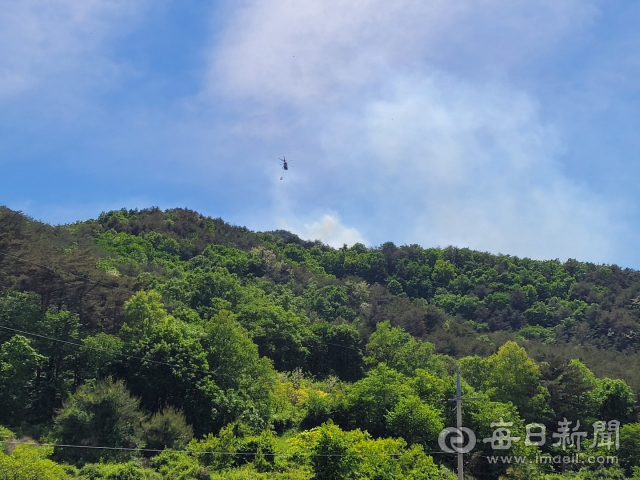 영덕군 남정면 우곡리 한 야산에서 산불이 발생해 산림헬기가 진화작업을 펼치고 있다. 영덕군 제공