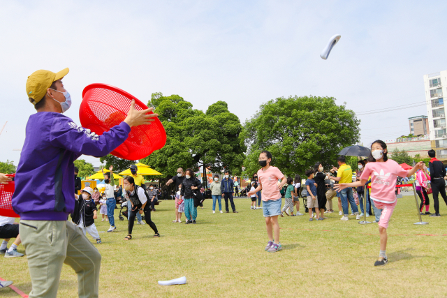 성주참외페스티벌 축제장을 찾은 가족단위 관람객이 고무신 멀리차기와 받기 놀이를 하면서 즐거운 한때를 보내고 있다. 성주군 제공