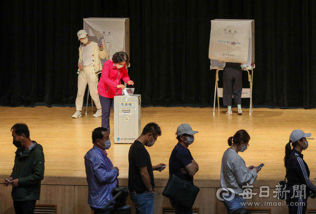 국민의힘 경산시장 후보 단수 추천으로 공천에서 배제된 예비후보들 가운데 시민 후보 선출을 위한 현장 투표가 9일 경산시민회관에서 열려 선거인단이 투표를 하고 있다. 우태욱 기자 woo@imaeil.com