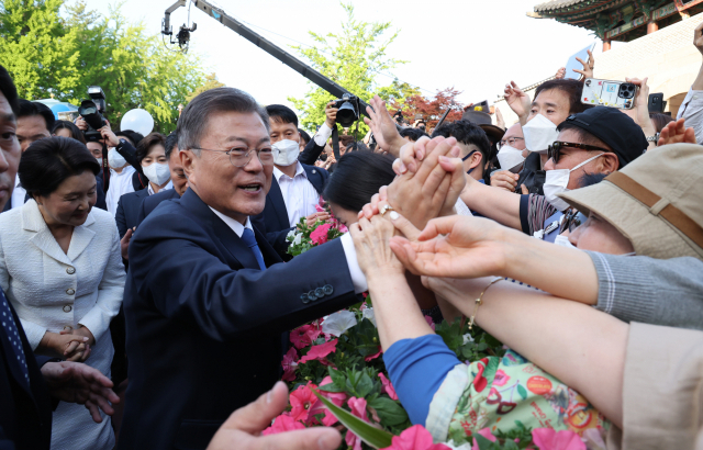 문재인 대통령과 김정숙 여사가 9일 오후 청와대를 나선 뒤 시민들과 인사하고 있다. 연합뉴스