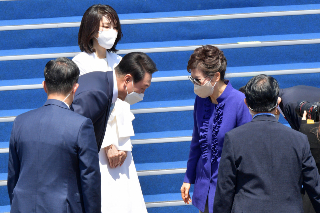 윤석열 대통령과 부인 김건희 여사가 10일 국회에서 열린 제20대 대통령 취임식을 마친 뒤 박근혜 전 대통령을 환송하고 있다. 연합뉴스