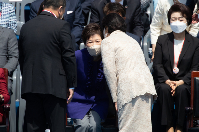 고 전두환 전 대통령의 부인 이순자 씨가 10일 국회에서 열린 제20대 대통령 취임식에 참석하며 박근혜 전 대통령과 인사를 나누고 있다. 오른쪽은 이명박 전 대통령 부인 김윤옥 여사. 연합뉴스