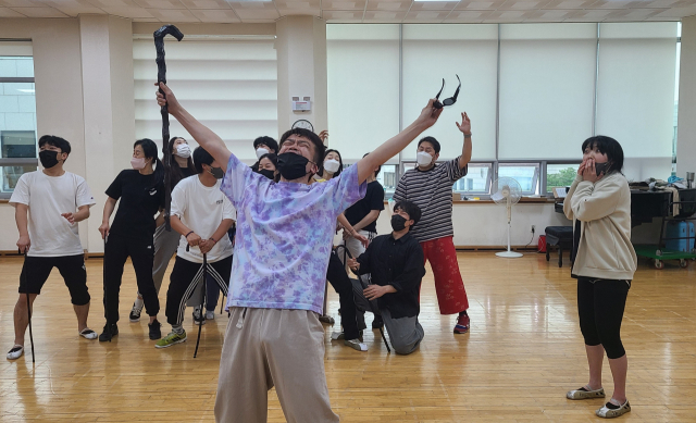 12일 오후 대구시립극단 단원들이 대구문화예술회관 제2예련관 내 극단 연습실에서 코믹 마당극 