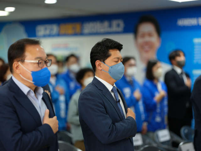 더불어민주당 서재헌 대구시장 후보가 개소식에서 국민의례를 하고 있다. 민주당 대구시당 제공