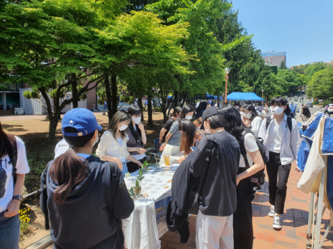 3년 만에 봄 축제가 열린 16일 계명대학교 성서캠퍼스 학생회관 앞에서 플리마켓이 진행되고 있다. 배주현 기자