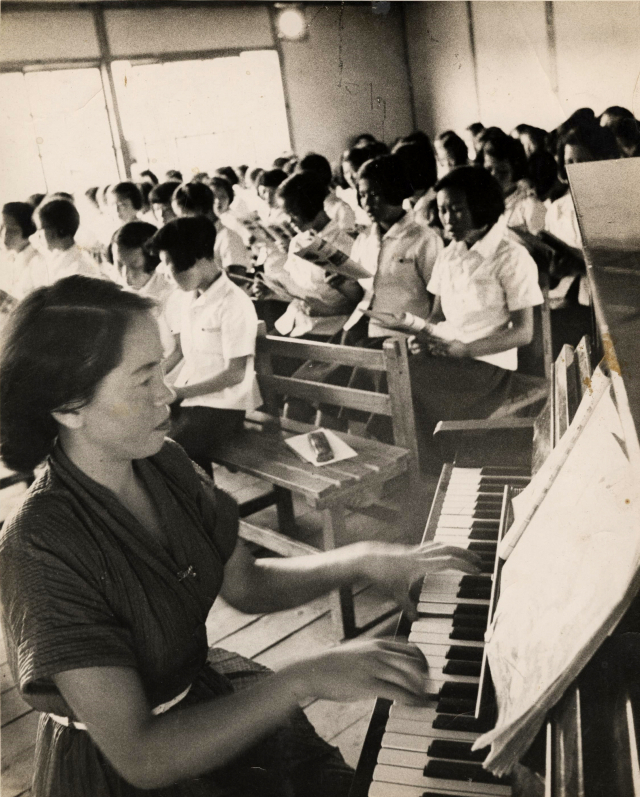 1953년 남산여고와 대구피란학교에서 학생들을 가르치던 시기의 이경희 선생