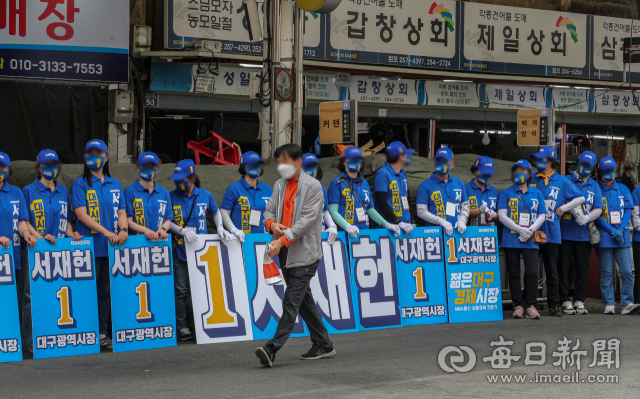 제8회 전국동시지방선거 공식선거운동 시작일인 19일 오전 대구 중구 서문시장에서 열린 더불어민주당 서재헌 대구시장 후보 출정식에 선거운동원을 제외한 시민들은 찾아보기 힘든 모습이다. 안성완 기자 asw0727