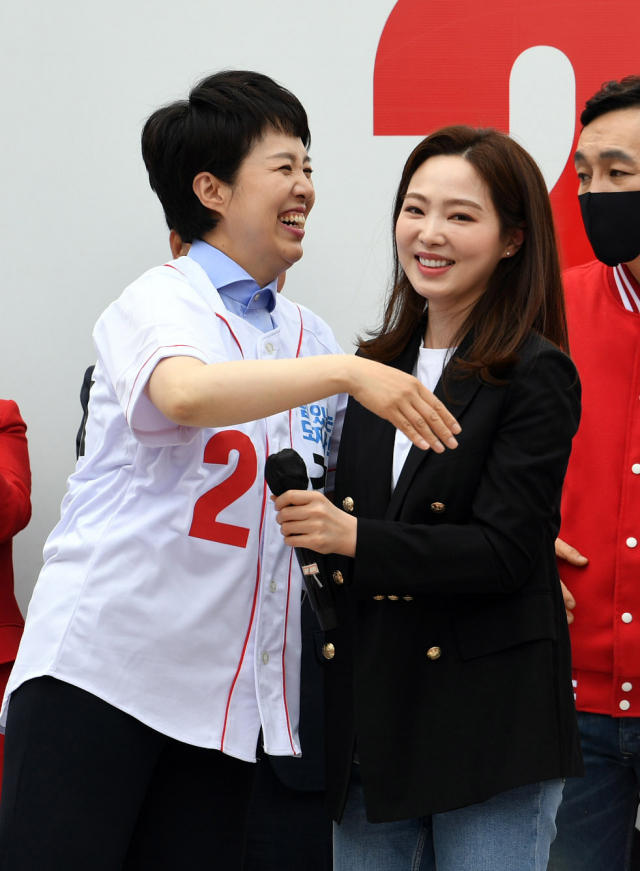 국민의힘 김은혜 경기도지사 후보가 19일 경기도 수원시 팔달문시장 앞에서 열린 출정식에서 차유람 선수와 포옹하고 있다. 연합뉴스