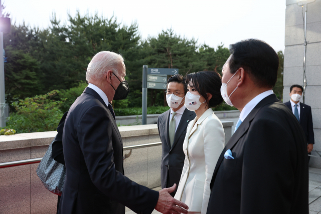 윤석열 대통령과 김건희 여사가 21일 오후 서울 용산 국립중앙박물관에서 열린 환영 만찬에 앞서 조 바이든 미국 대통령을 영접하고 있다. 연합뉴스