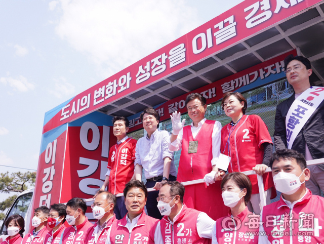 22일 국민의힘 이준석 당대표와 이철우 경북도지사 후보가 포항을 찾아 김정재 국회의원 등과 함께 집중 유세를 펼치며 지지를 호소했다. 이철우 후보 제공