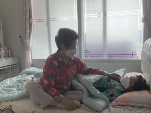박정임(가명·76) 씨가 누워 있는 아픈 딸을 바라보고 있다. 김세연 기자