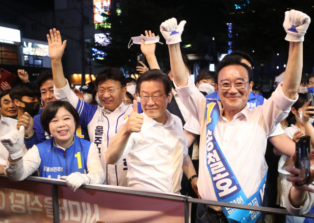 더불어민주당 이재명 총괄선대위원장이 22일 오후 울산시 남구 삼산동 거리에서 송철호 울산시장 후보 등 6·1 지방선거 나서는 울산지역 후보들과 함께 지지를 호소하고 있다. 연합뉴스