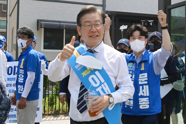 인천 계양을 국회의원 후보인 더불어민주당 이재명 총괄선대위원장이 20일 인천광역시 계양구 귤현동 일대에서 유세를 하고 있다. 연합뉴스