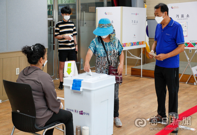 제8회 전국동시지방선거 사전투표 첫날인 27일 오후 대구 동구 효목2동행정복지센터 투표소에서 유권자들이 소중한 한 표를 행사하고 있다. 우태욱 기자 woo@imaeil.com