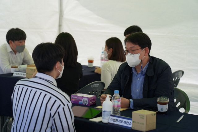 ㈜영풍 관계자가 취업 준비생들과 상담하고 있다. ㈜영풍 제공